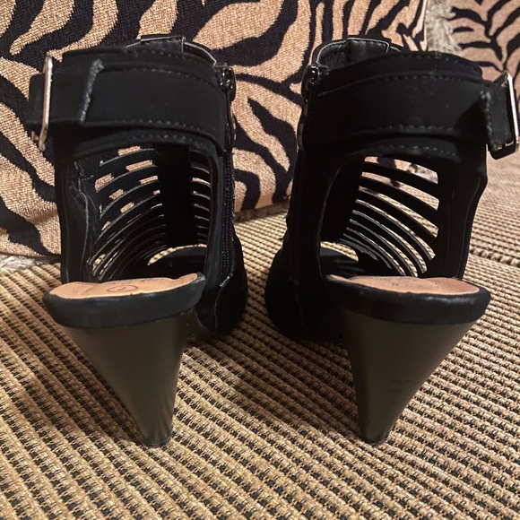 Open back heel with side zipper - Picture 2 of 7